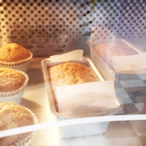 budines y muffins en el horno