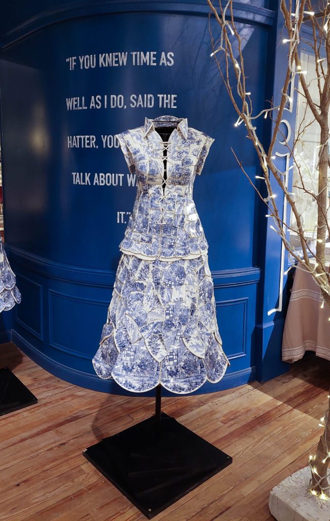 vestido hecho de platos rotos