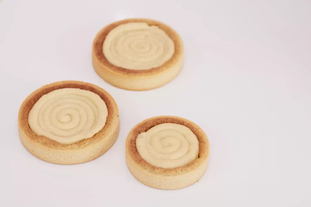 armado tarta de frutilla y pistachos