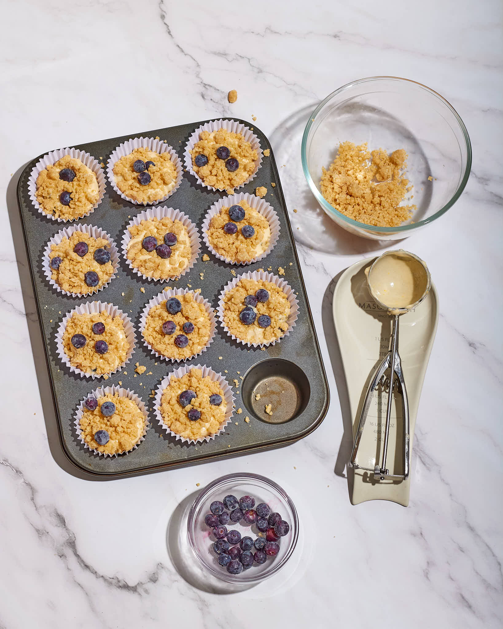 agregar un streusel a los muffins y algunos arandanos